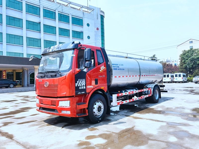 長(zhǎng)春解放2橋鮮奶運(yùn)輸車(chē)（10.7立方）